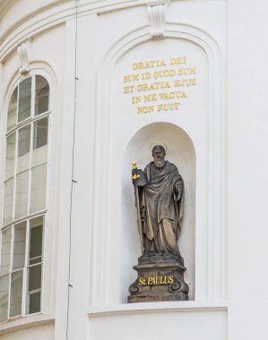 Parçası ikinci avluda Prague Castle Cross St. Şapel. Prague, Çek Cumhuriyeti.