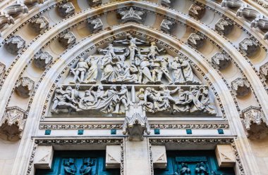 Aziz Vitus Katedrali Batı cephe 14. yüzyılda inşa edilmiş. Kısma ve dekor üst kısmının ana portal, Prague, Çek Cumhuriyeti