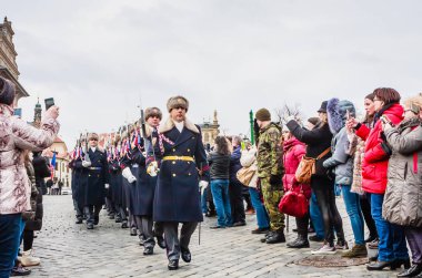 Prague, Çek Cumhuriyeti - 28 Ocak, Prag Kalesi güvenlik görevlileri Kraliyet Sarayı Prag, Çek Cumhuriyeti için kapısında