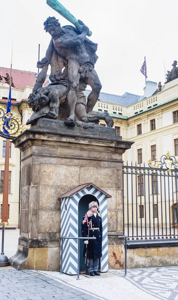 Πράγα Τσεχική Δημοκρατία Ιανουαρίου Πράγα Castle Φύλακες Της Πύλης Του — Φωτογραφία Αρχείου