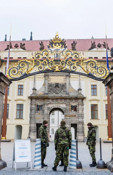 Prague Tsjechië Januari Praag Kasteel Bewakers Bij Poort Van Het — Stockfoto