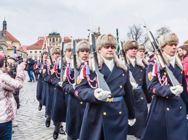 Münih, Almanya - Ocak, 27 2018: Prague Castle Guard askerler Prag Kalesi'nin girişine doğru yürüyen. Çek Cumhuriyeti
