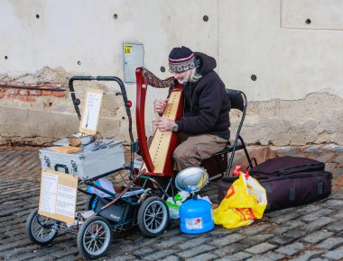 Prague Castle adlı bir harp oynarken müzisyen kapatın. Çek Cumhuriyeti.