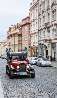 Turist Ortaçağ Nerudova Sokağı içinde Prag bölgesi Mala Strana üzerinde eski araba. Çek Cumhuriyeti