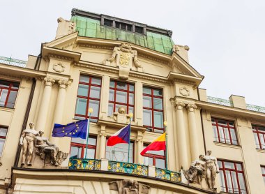 Prag Çek Cumhuriyeti Mariinsky meydanda doğu tarafındaki New Town Hall. Belediye Binası. Girişinde asılı bayrakları