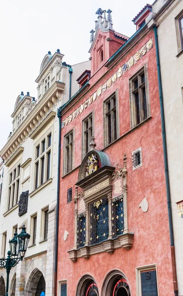 Ventanas Antiguas Praga Con Estilo Gótico Casco Antiguo Durante Día —  Fotos de Stock