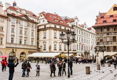 Prague, Çek Cumhuriyeti - 28 Ocak 2018: Eski Şehir Meydanı veya Staromestske Namesti ile boyalı cephe Dum ya da dakika, ev u Minuty, Prag, Bohemya, Çek Cumhuriyeti