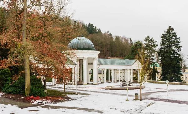 Rudolf Pramen Colunata Inverno Cidade Termal Marianske Lazne Marienbad República — Fotografia de Stock