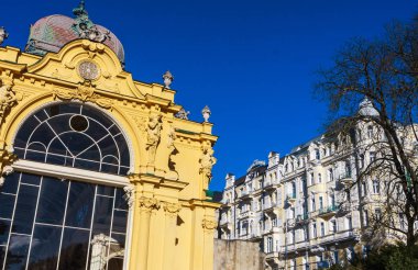 Detay o Colonnade muhteşem sarı mimarisi. Spa Town Marianske Lazne (Marienbad) Çek Cumhuriyeti