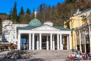 Çapraz bahar (krizovy pramen). Spa Merkezi küçük Batı bohem spa Town Marianske Lazne (Marienbad) Kışın kar - Çek Cumhuriyeti ile