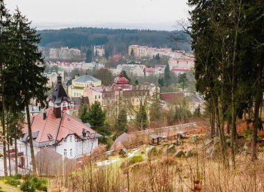 Marianske Lazne Spa (Marienbad) Mescery? s görünüm noktasından görünümü. Çek Cumhuriyeti Karlovy Vary bölgesi 'nde ünlü spa kasabası