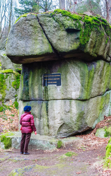 Фридрих Стоун (Фридрих Стоун) с мемориальной доской в память о короле Саксонии Фридрихе Августе II, который в 1834 - 1835 годах дважды посещал Марианские Лазни. Чехия
 