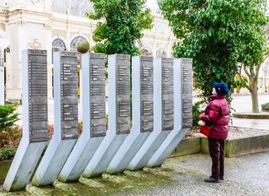 Su kimyasal bileşimi adını taşıyan stel. Colonnade spa Town Marianske Lazne (Marienbad). Çek Cumhuriyeti