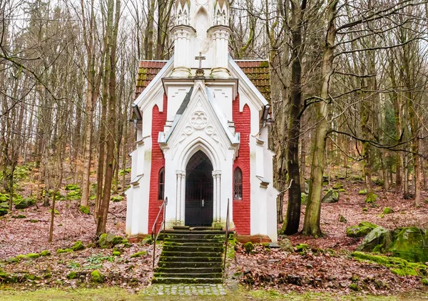 ラスカ のチャペル ジュリアス ラスカの地元の劇場のディレクターは 彼の母親の記憶で 1909 年に建てられたこの礼拝堂を持っていた ゴシック様式 マリアーンスケー ラーズニェ — ストック写真