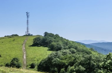 Çeşitli anten ve mikrodalga ve uydu yemekleri ile komple bir tepenin üstünde iletişim kulesi. Kuzey Kafkaslar, Krasnodar region, Rusya