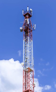 Çeşitli anten ve mikrodalga ve uydu yemekleri ile komple iletişim kulesi