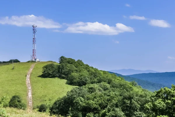 丘の上にある通信塔には 様々なアンテナや電子レンジ 衛星料理が揃っています 北コーカサス クラスノダール地域 ロシア — ストック写真