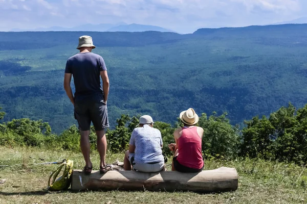 Turistas Relaxando Montanha Olha Para Cordilheira Cáucaso Norte Região Krasnodar — Fotografia de Stock