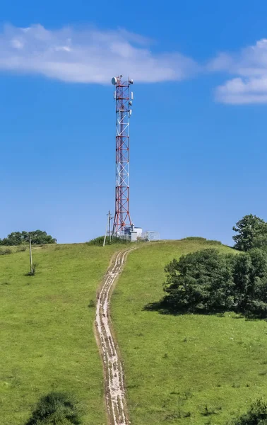 Torre Comunicações Topo Uma Colina Completa Com Várias Antenas Microondas — Fotografia de Stock