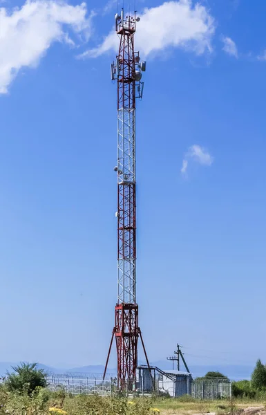 Коммуникационная Башня Вершине Холма Комплекте Различными Антеннами Микроволновой Печью Спутниковыми — стоковое фото