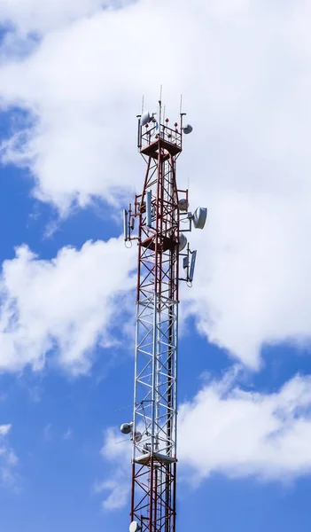 Torre Comunicações Completa Com Várias Antenas Microondas Antenas Parabólicas — Fotografia de Stock