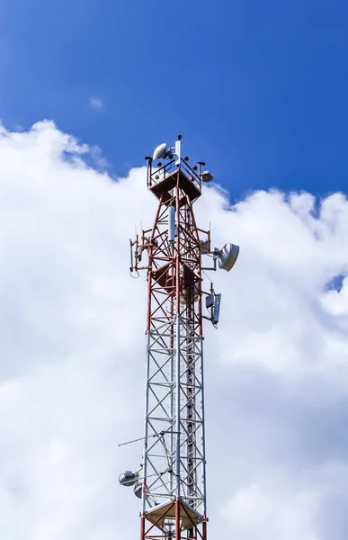 Torre Comunicaciones Completa Con Varias Antenas Microondas Antenas Parabólicas — Foto de Stock