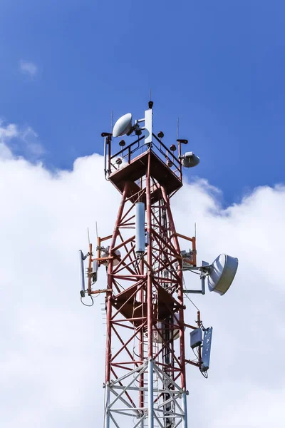 Torre Comunicações Completa Com Várias Antenas Microondas Antenas Parabólicas — Fotografia de Stock