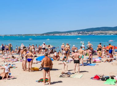 Rusya, Krasnodar bölgesi, - 26 Ağustos 2017: Karadeniz Sahil Gelendzhik kasaba resort kumsalda dinlenme insanlar. Krasnodar bölgesi, Rusya Federasyonu