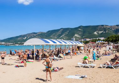 Rusya, Krasnodar bölgesi, - 26 Ağustos 2017: Karadeniz Sahil Gelendzhik kasaba resort kumsalda dinlenme insanlar. Krasnodar bölgesi, Rusya Federasyonu