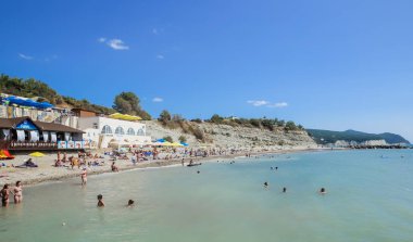 Rusya, Krasnodar bölgesi, - 25 Ağustos 2017: Karadeniz Sahil Divnomorskoe kasaba resort kumsalda dinlenme insanlar. Krasnodar bölgesi, Rusya Federasyonu