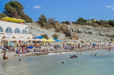 Rusya, Krasnodar bölgesi, - 25 Ağustos 2017: Karadeniz Sahil Divnomorskoe kasaba resort kumsalda dinlenme insanlar. Krasnodar bölgesi, Rusya Federasyonu