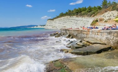 Rusya, Krasnodar Territory, köy Divnomorskoe-24 Ağustos, 2017: halk sahil Beach Divnomorskoe kasaba Karadeniz sahili üzerinde dinlenme. Krasnodar region, Rusya Federasyonu