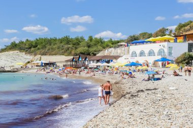 Rusya, Krasnodar bölgesi, - 25 Ağustos 2017: Karadeniz Sahil Divnomorskoe kasaba resort kumsalda dinlenme insanlar. Krasnodar bölgesi, Rusya Federasyonu