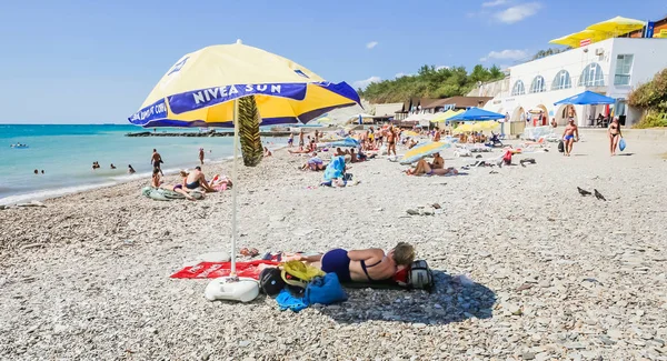 Rússia Território Krasnodar Agosto 2017 Pessoas Que Descansam Praia Recurso — Fotografia de Stock