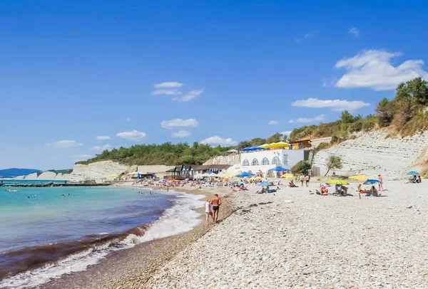 Rusya, Krasnodar bölgesi, - 25 Ağustos 2017: Karadeniz Sahil Divnomorskoe kasaba resort kumsalda dinlenme insanlar. Krasnodar bölgesi, Rusya Federasyonu