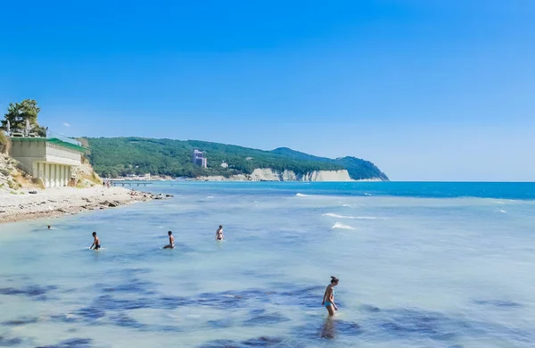 Rússia Território Krasnodar Agosto 2017 Pessoas Que Descansam Praia Recurso — Fotografia de Stock