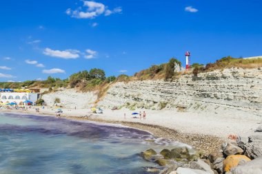 Rusya, Krasnodar bölgesi, - 25 Ağustos 2017: Karadeniz Sahil Divnomorskoe kasaba resort kumsalda dinlenme insanlar. Krasnodar bölgesi, Rusya Federasyonu