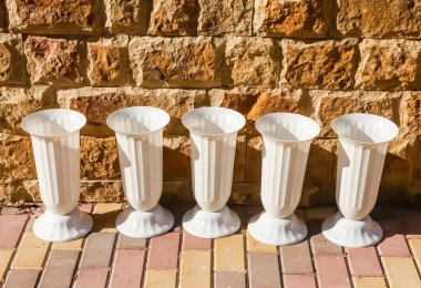 Plastik Beyaz Bahçe pot duvara karşı