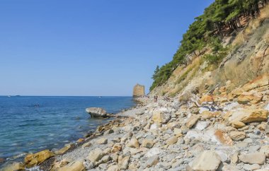 Turistler, Gelendzhik yakınlarındaki Praskoveevka köyünde yelken kayaya gider. Krasnodar Krai. Rusya 