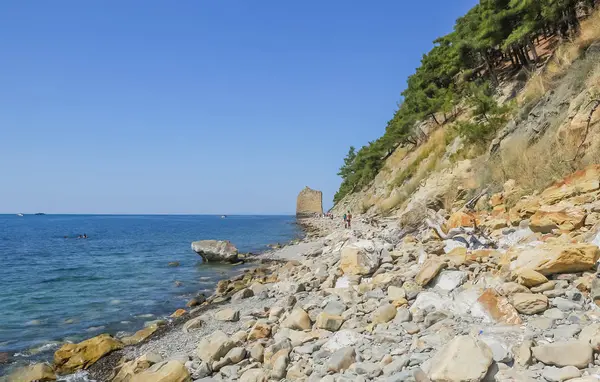 Turistler, Gelendzhik yakınlarındaki Praskoveevka köyünde yelken kayaya gider. Krasnodar Krai. Rusya 