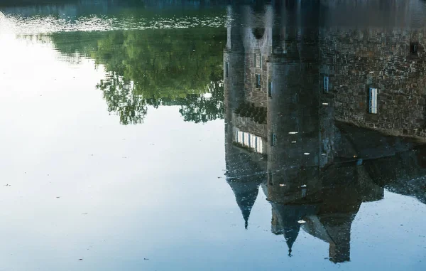 14世纪特雷西松城堡炮塔池塘的倒影 — 图库照片