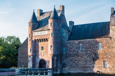 14. yüzyılda Chateau de Trecesson Paimpont orman içinde asma köprü ve taret 