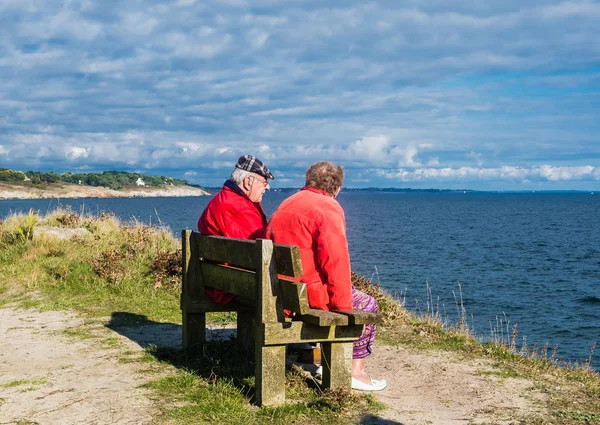 Lampaul Ploudalmzeau Brittany France September 2017 Couple Elderly Tourists Gazing — Stock Photo, Image