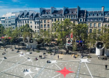 Paris, Fransa - 23 Eylül 2017: Oturma ve yürüme üzerinde kişi ile Paris modern Sanatlar Müzesi önünde bir kare ve çevresinde ev sahipliği yapmaktadır. Fransa 