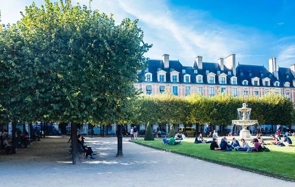 フランス 2017 は有名なヴォージュ マレ地区の最も古い計画された広場の緑の芝生でリラックス ヴォージュ広場から造られたアンリ 1605 1612 — ストック写真