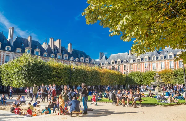 Paris Fransa Eylül 2017 Nsanlar Ünlü Place Des Vosges Paris — Stok fotoğraf