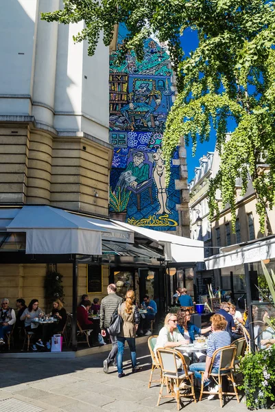 Paris, Fransa - 24 Eylül 2017: Sokak Cafe. Paris, Fransa 