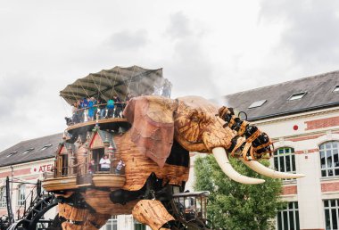 Nantes, Fransa-25 Ağustos 2018: Fransa, Pays de la Loire, Nantes, Nantes Adası makineleri, Grand Elephant sanatsal, Turistik ve CUL en popüler cazibe