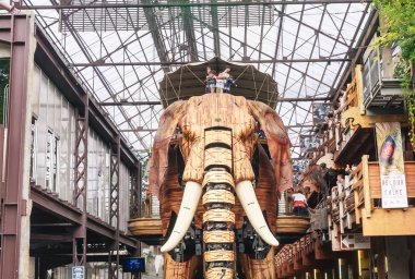 Nantes, Fransa-25 Ağustos 2018: Fransa, Pays de la Loire, Nantes, Nantes Adası makineleri, Grand Elephant sanatsal, Turistik ve CUL en popüler cazibe