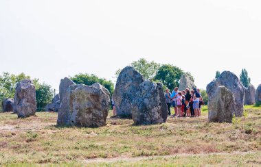 Carnac, Fransa-27 Ağustos 2018: Carnac, Brittany, Fransa 'da ayakta taşlar hizalama, Menhirs, güzel görünümü. Megalithic dönüm noktası